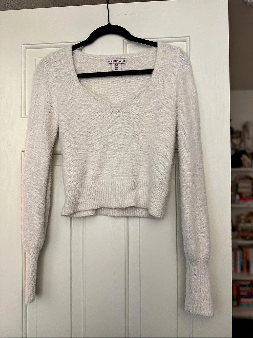 Sincerely Jules V-Neck Sweater in Cream Size Medium